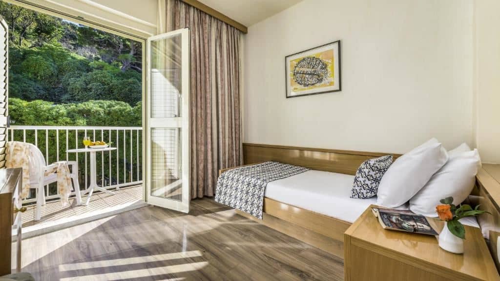 rooms-single-standard-room-park-view-balcony