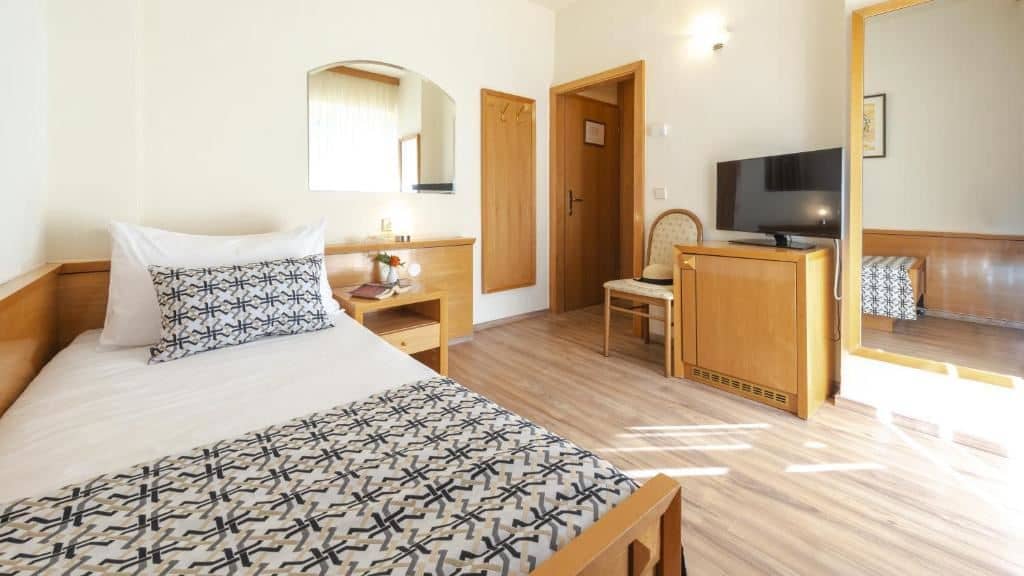 rooms-single-standard-room-park-view-balcony