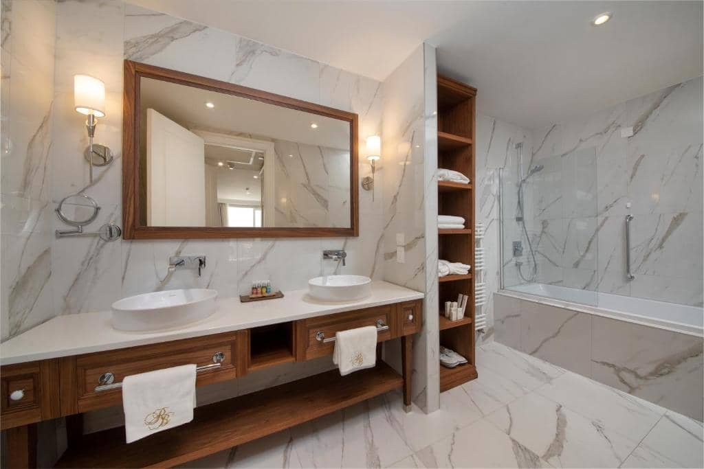 rooms-double-deluxe-room-seaview-balcony