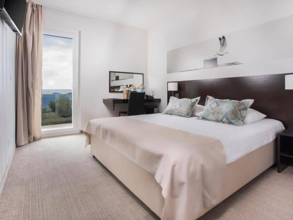 rooms-double-classic-room-seaside-balcony