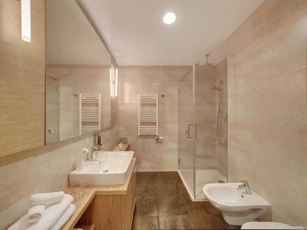 rooms-standard-room-cityview-balcony