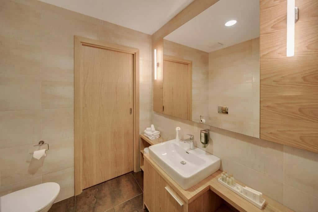 rooms-superior-room-seaview-balcony