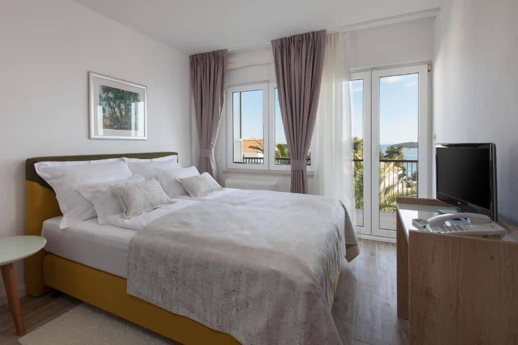 rooms-room-seaview-balcony