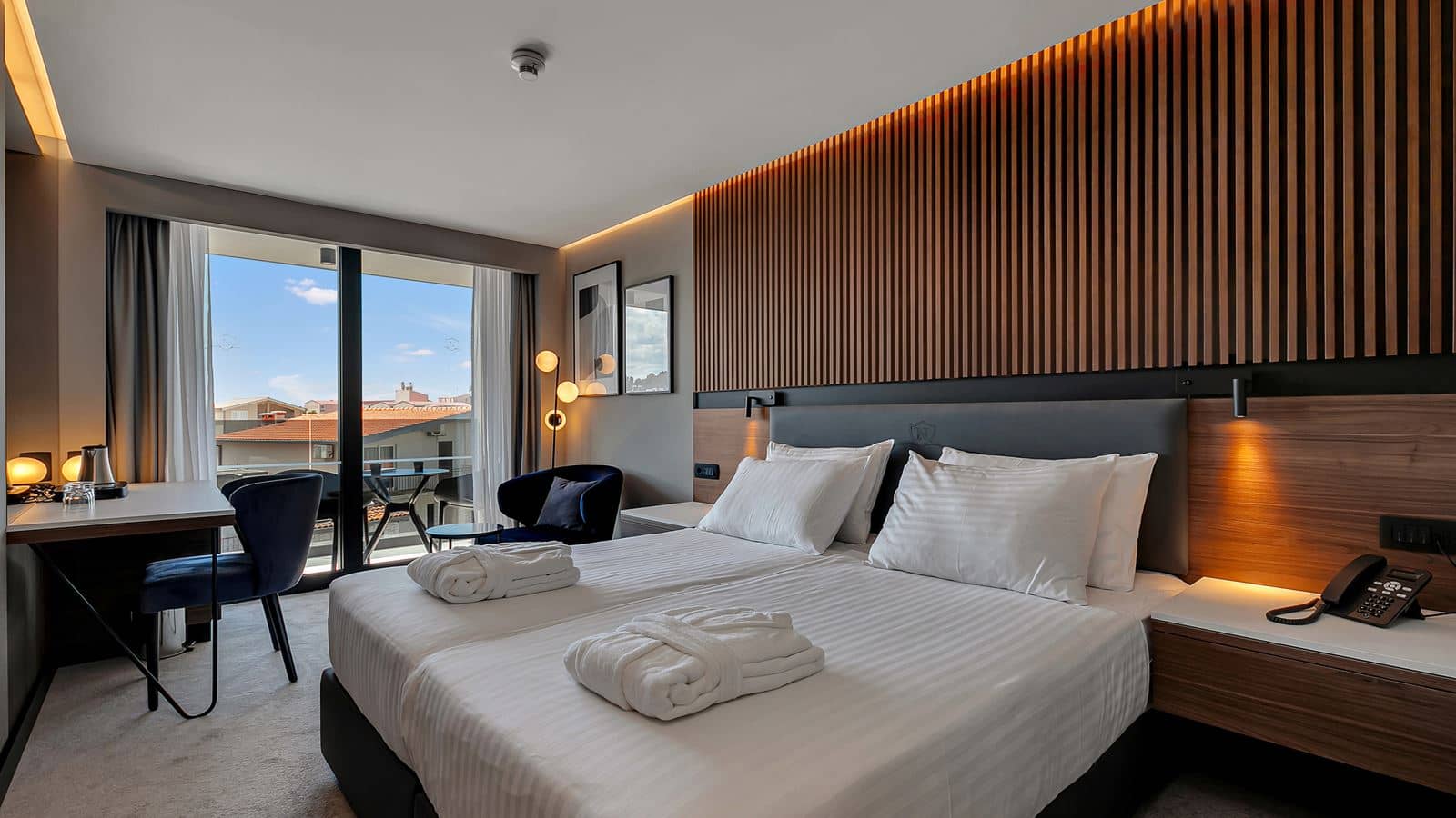 rooms-2-connectingrooms-standard-familyroom-balcony