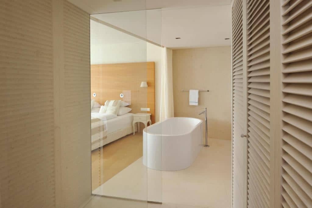 rooms-seniorsuite-seaside-balcony