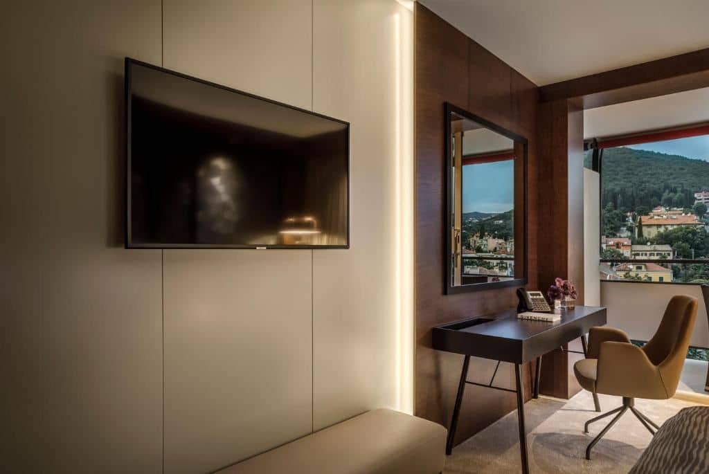 rooms-standard-room-park-view-balcony