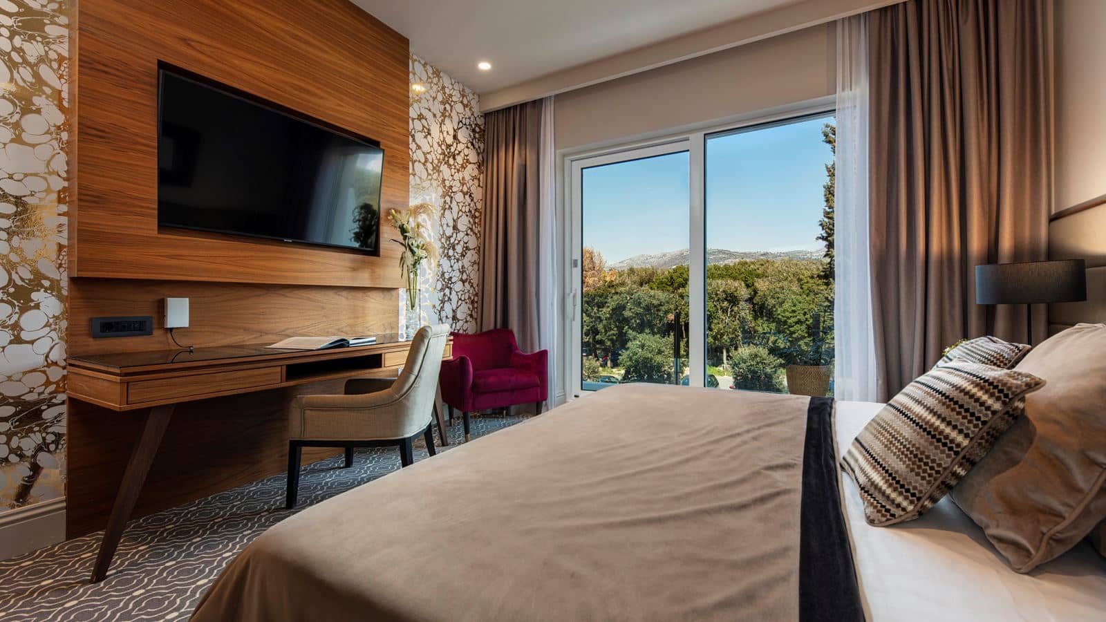 rooms-luxury-room-balcony