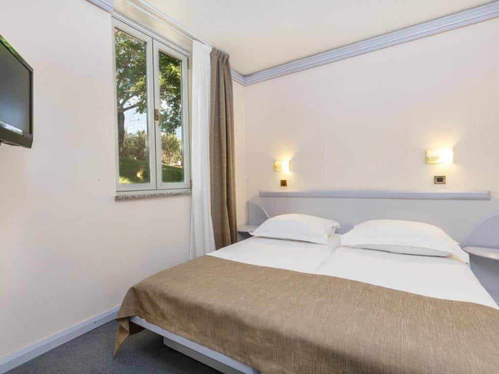 rooms-single-wchild-classic-room-balcony