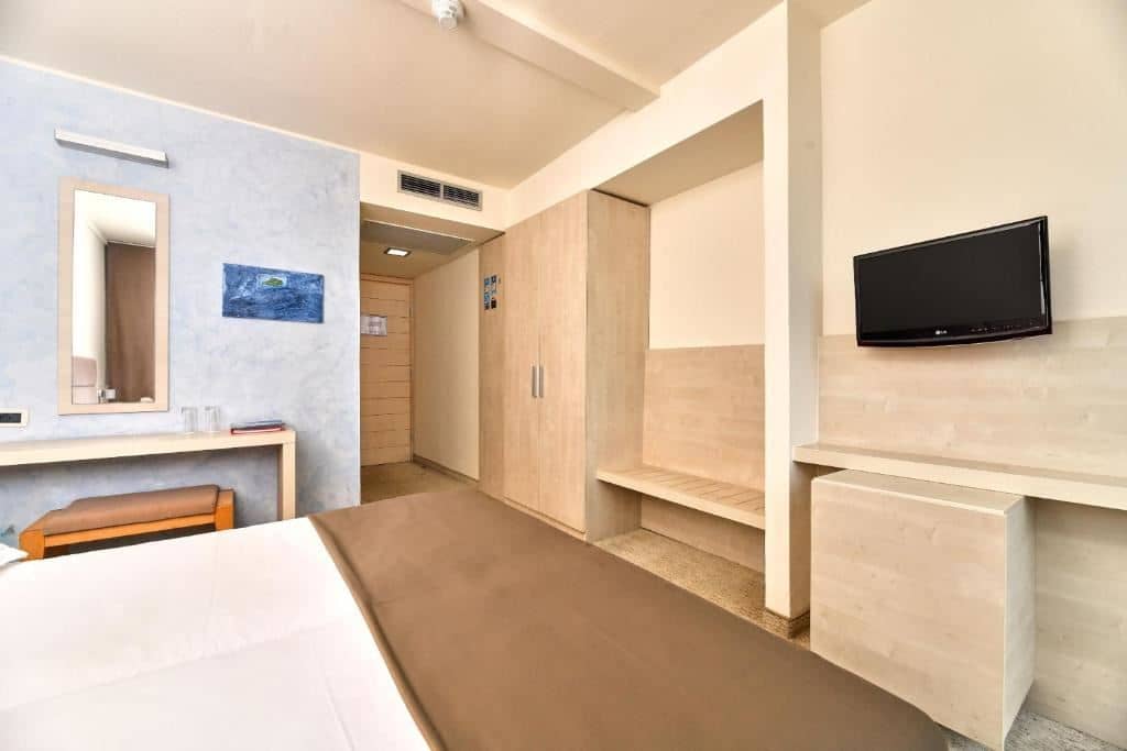 rooms-double-classic-room-park-view-balcony