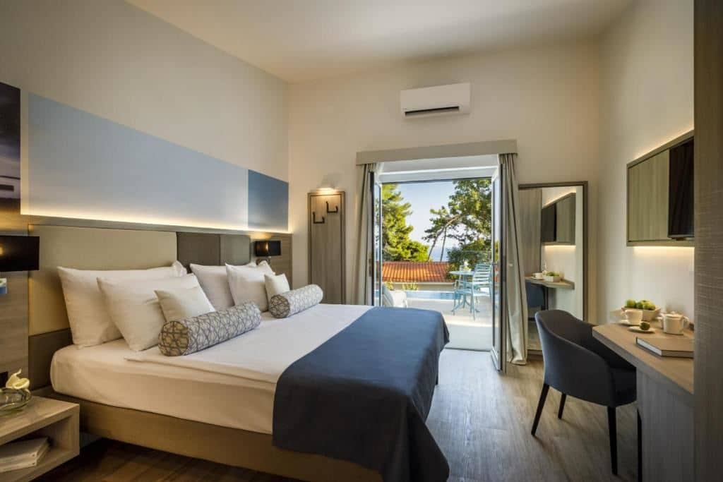 rooms-double-superior-room-pool-access-terrace