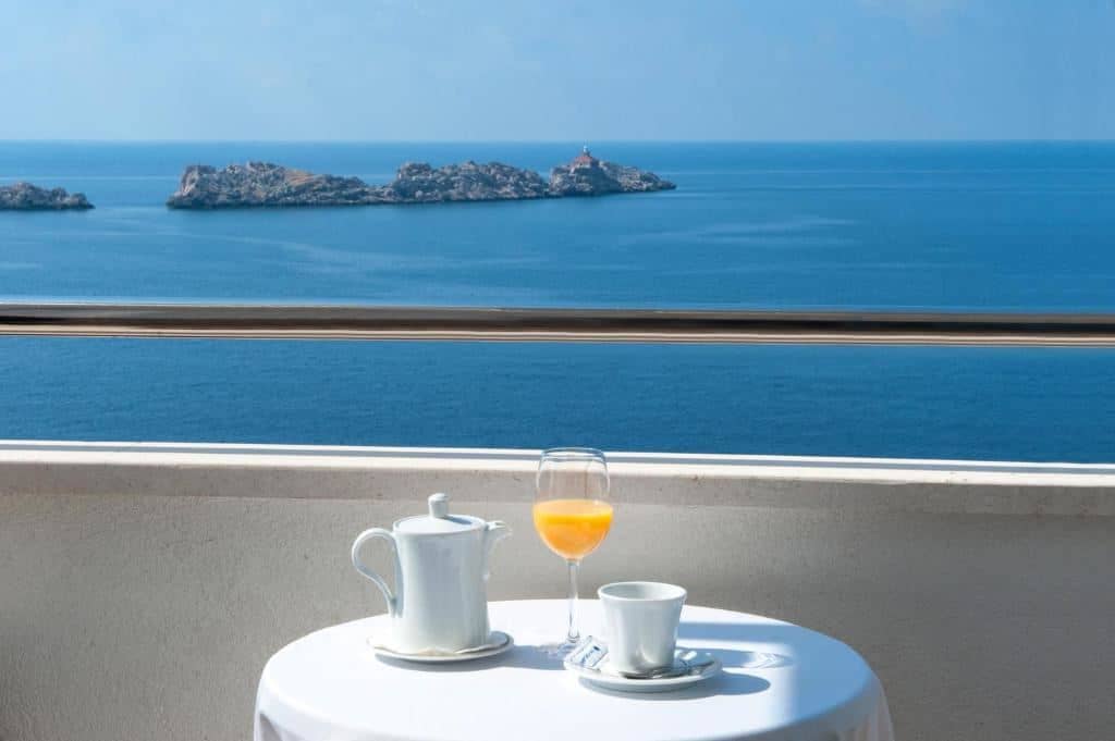 rooms-room-seaview-balcony