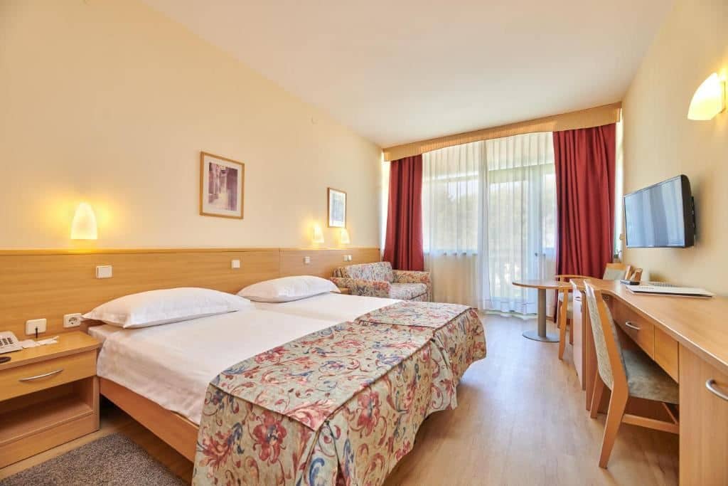 rooms-triple-premium-room-seaside-balcony
