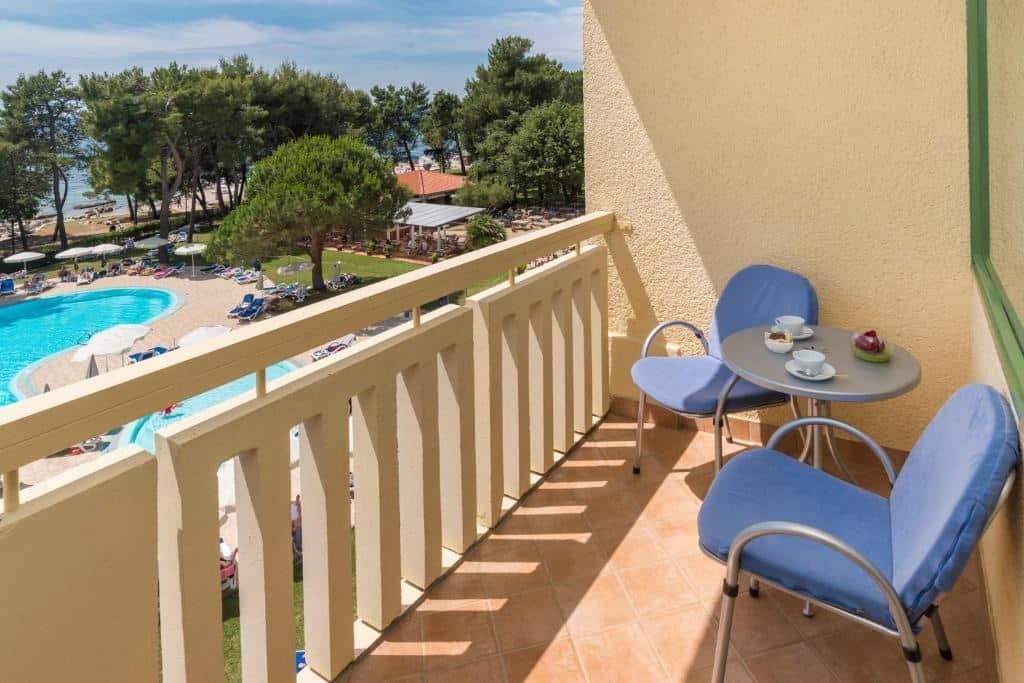 rooms-triple-premium-room-seaside-balcony