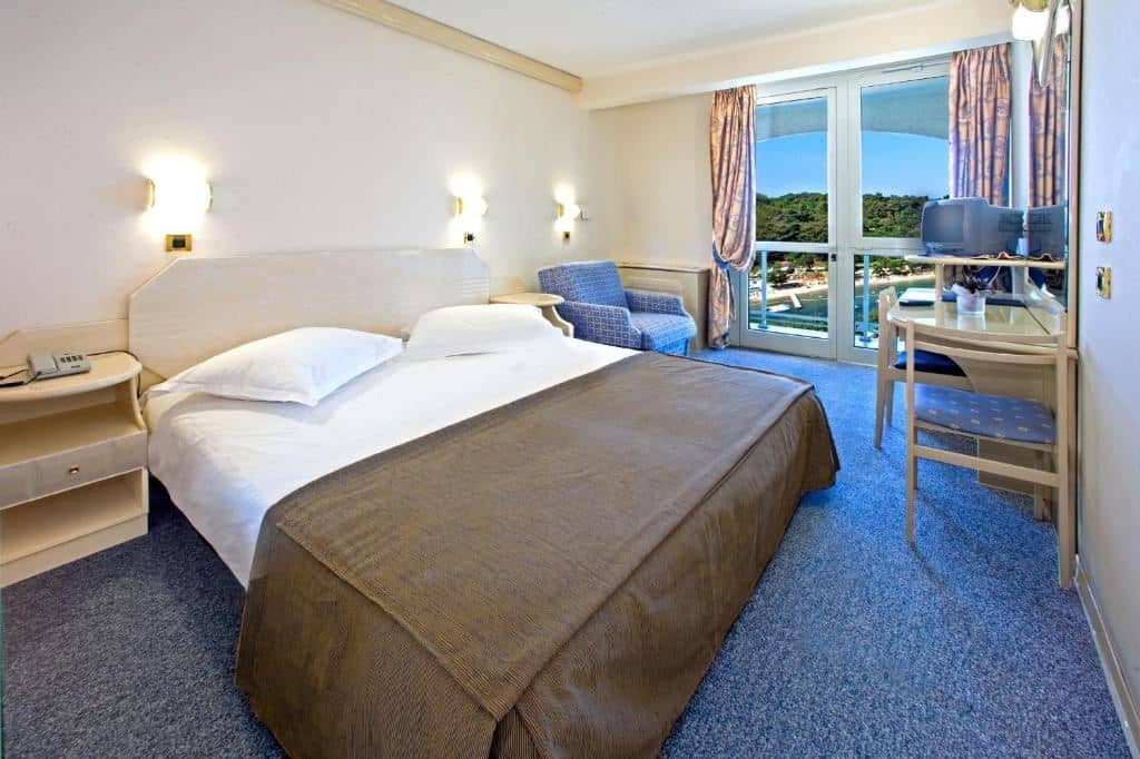 rooms-double-classic-room-seaside-balcony