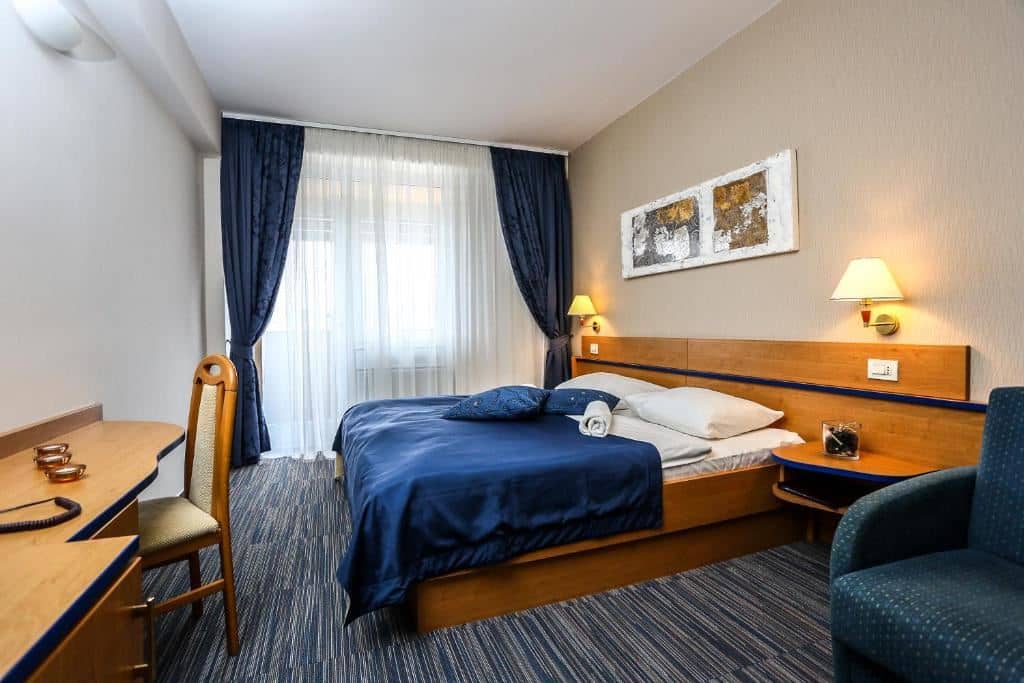rooms-double-room-park-view-balcony