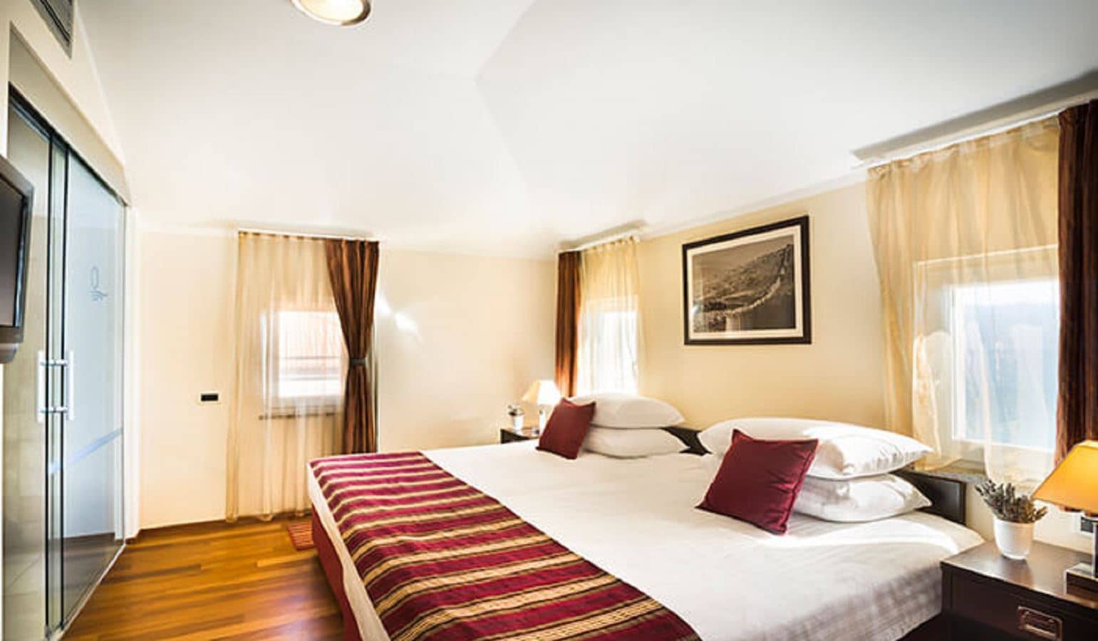 rooms-2-bedroom-luxury-apartment-seaview-balcony