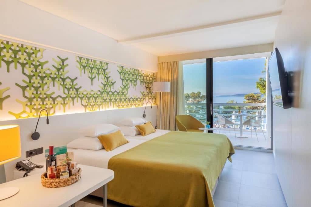 rooms-standard-room-seaside-balcony