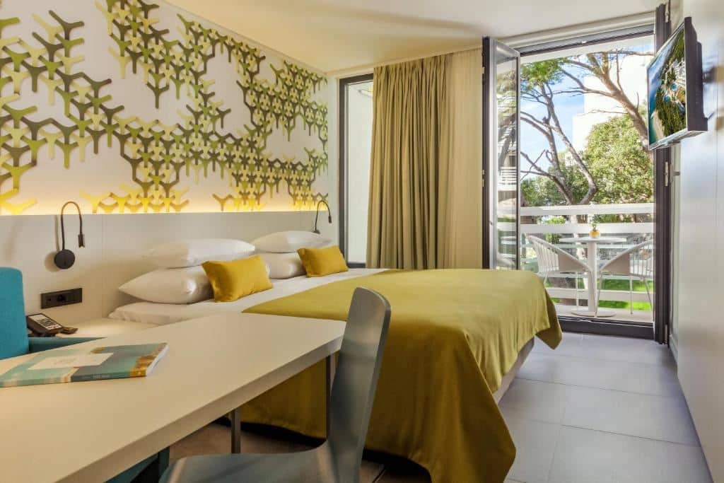 rooms-single-wchild-standard-room-balcony