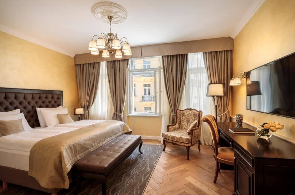 rooms-double-superior-room-streetview