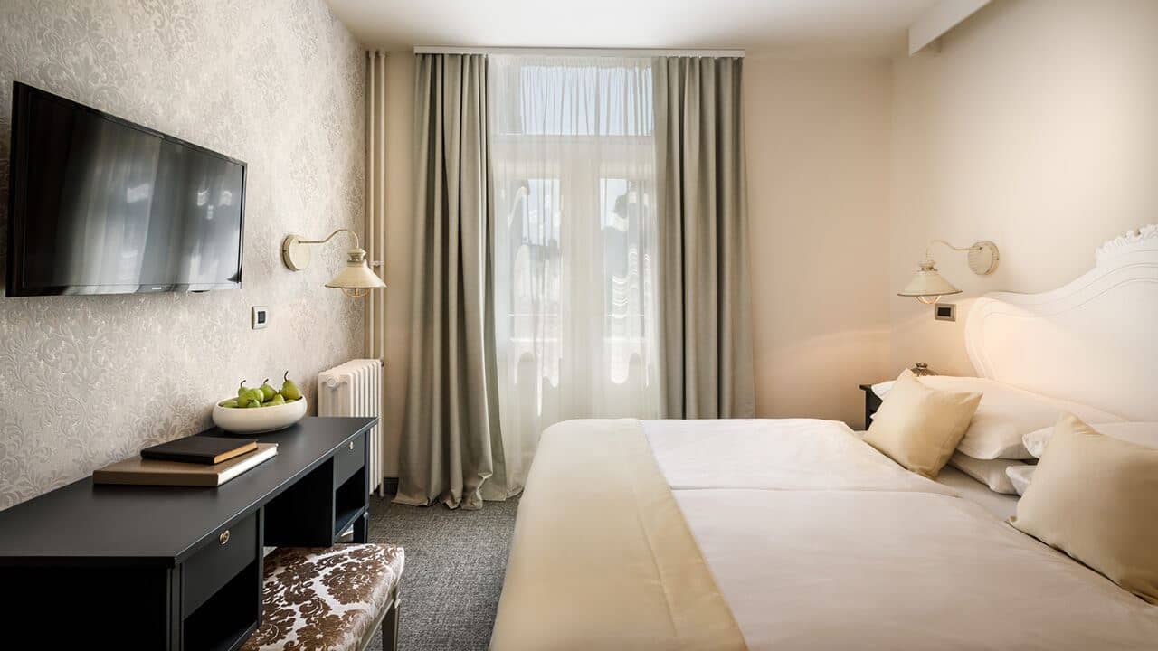 rooms-single-wchild-standard-room-streetview