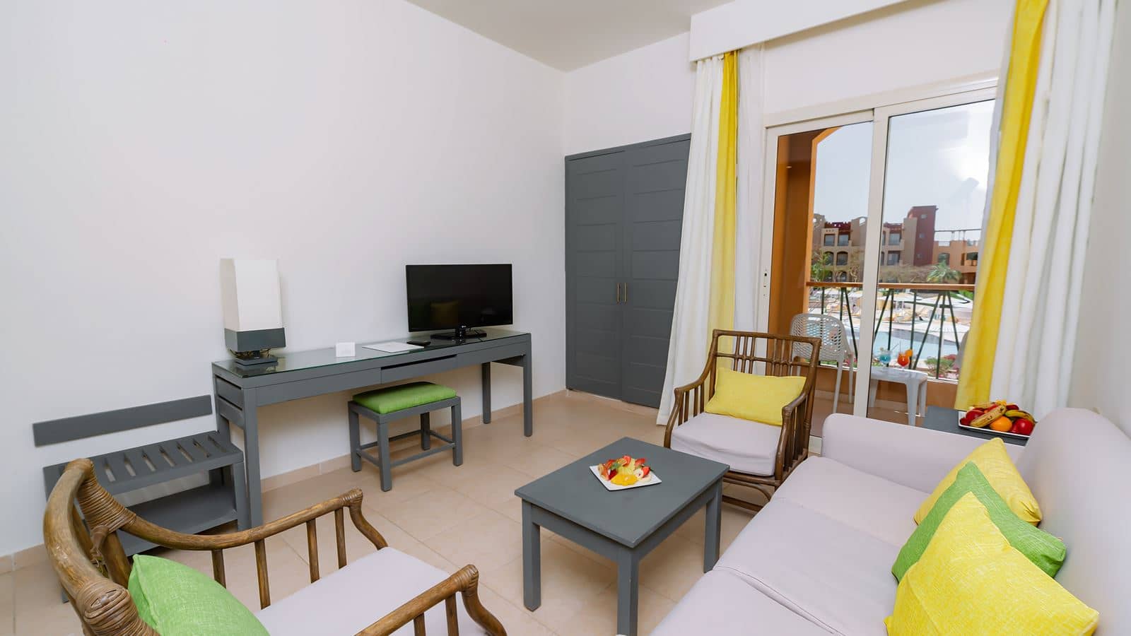 rooms-suite-pool-view