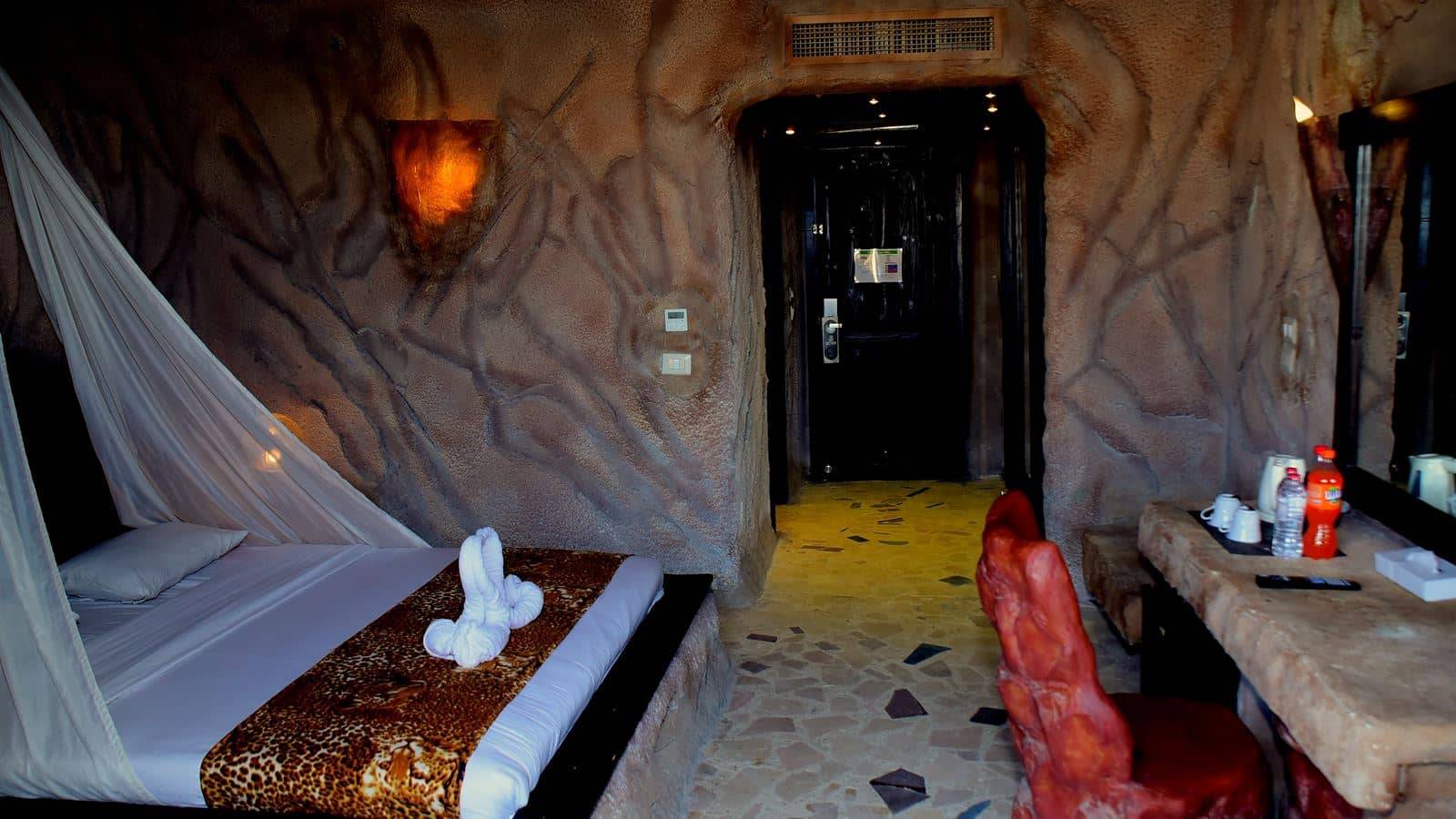 rooms-standard-pool-view-cave