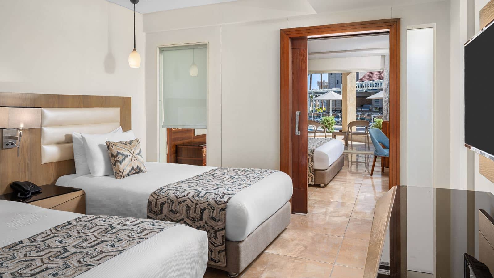 rooms-room-family-pool-view