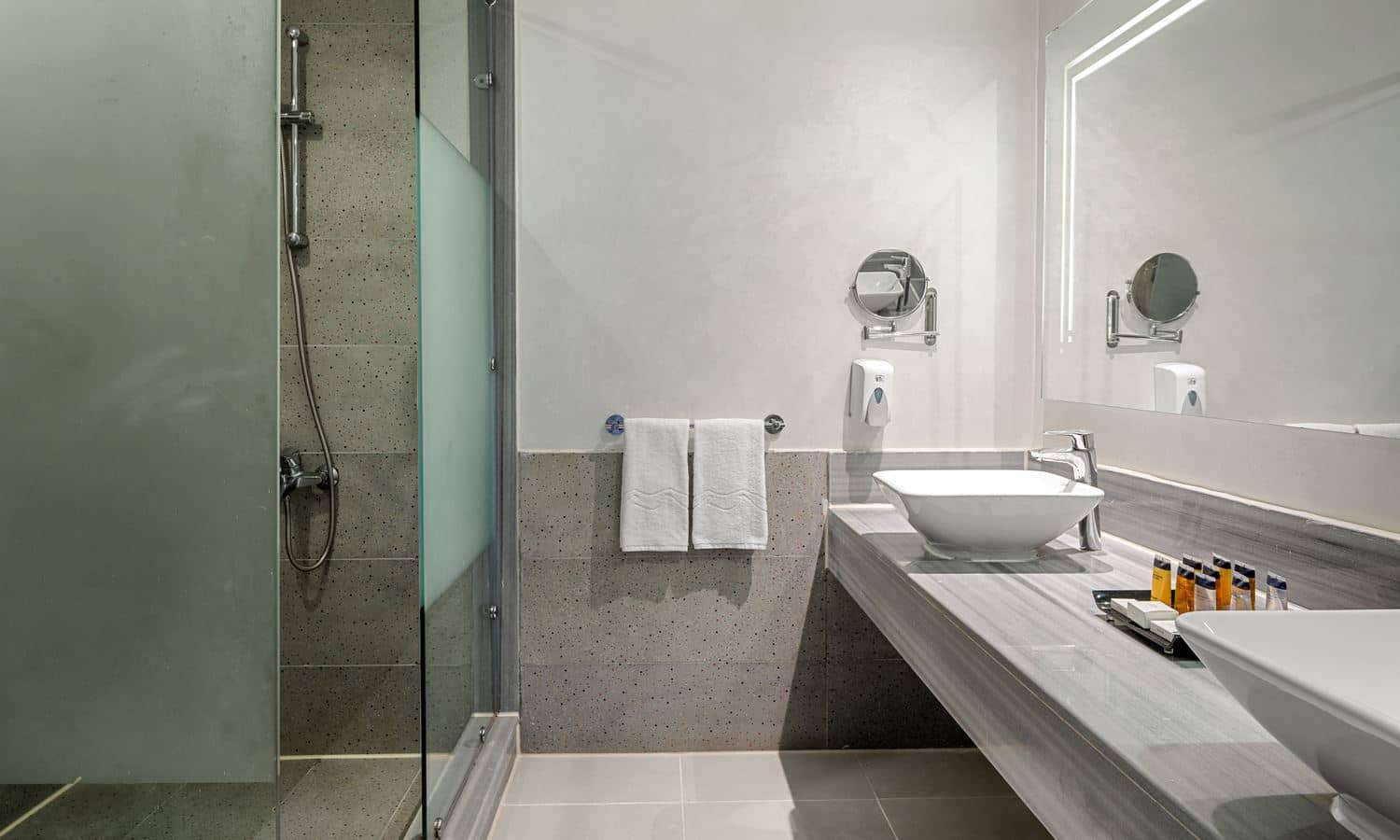 rooms-family-bungalow-sliding-pool-view