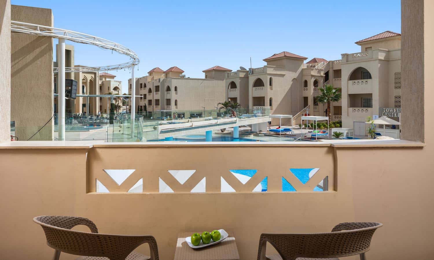 rooms-room-standard-pool-view