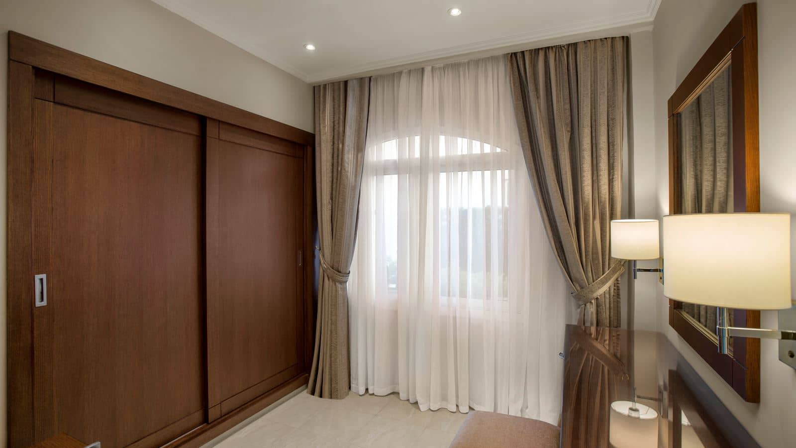rooms-premium-jacuzzi-suite-pool-view