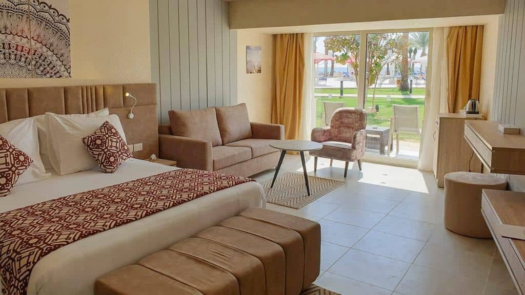 rooms-room-deluxe-poolsea-view