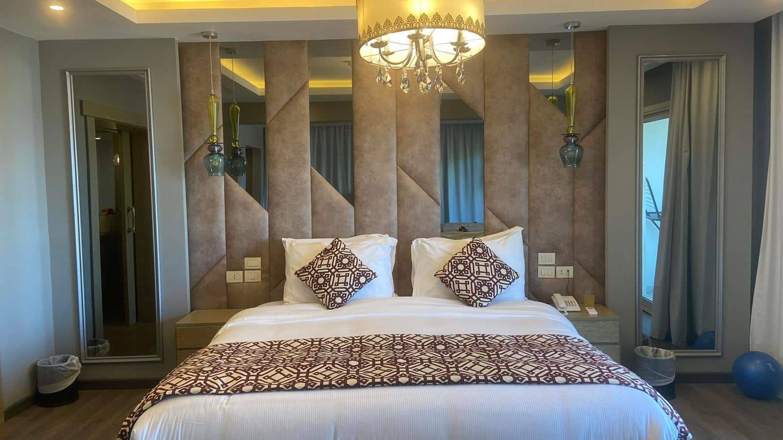 rooms-royal-suite-with-beach-front
