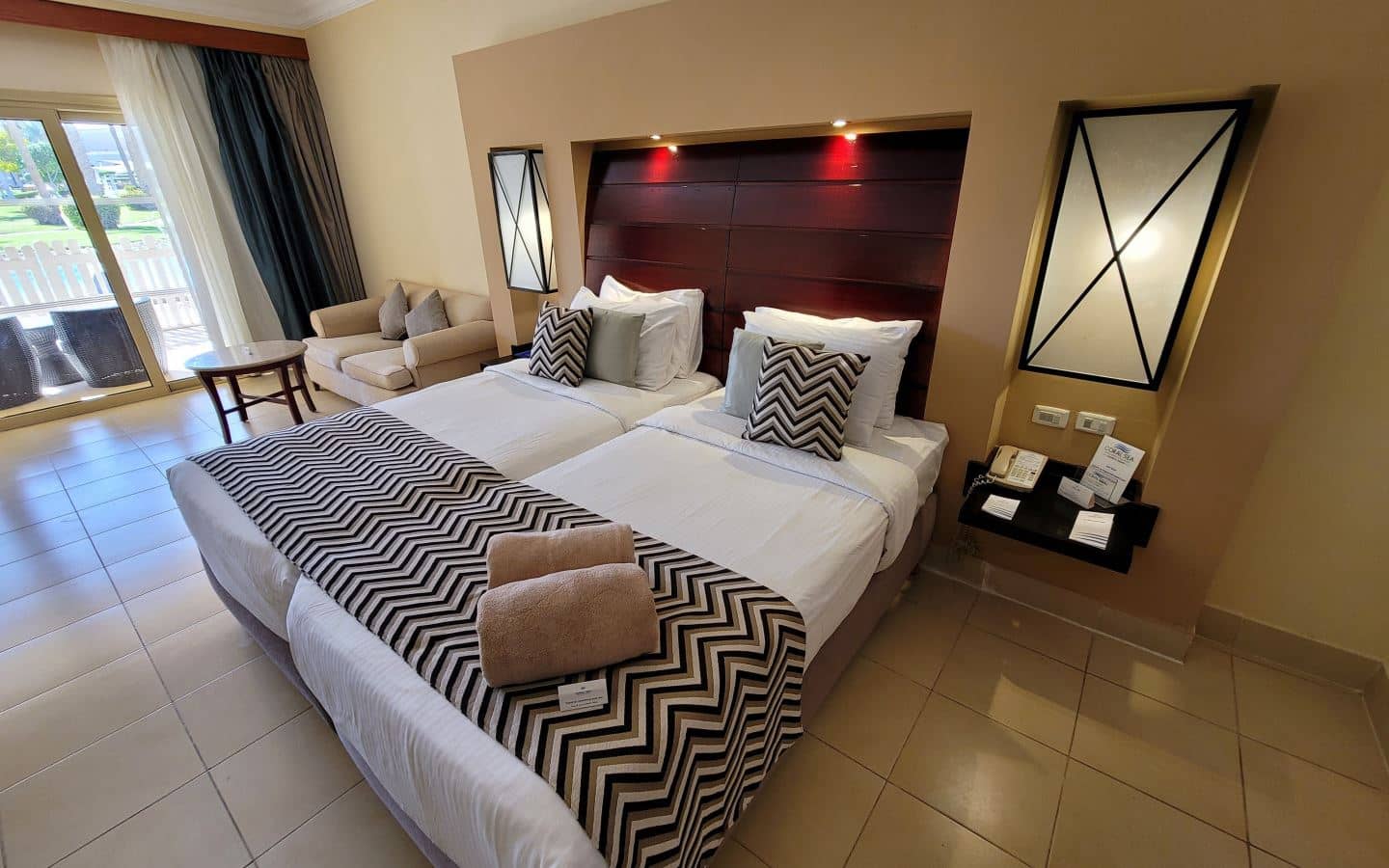 rooms-swim-up-room