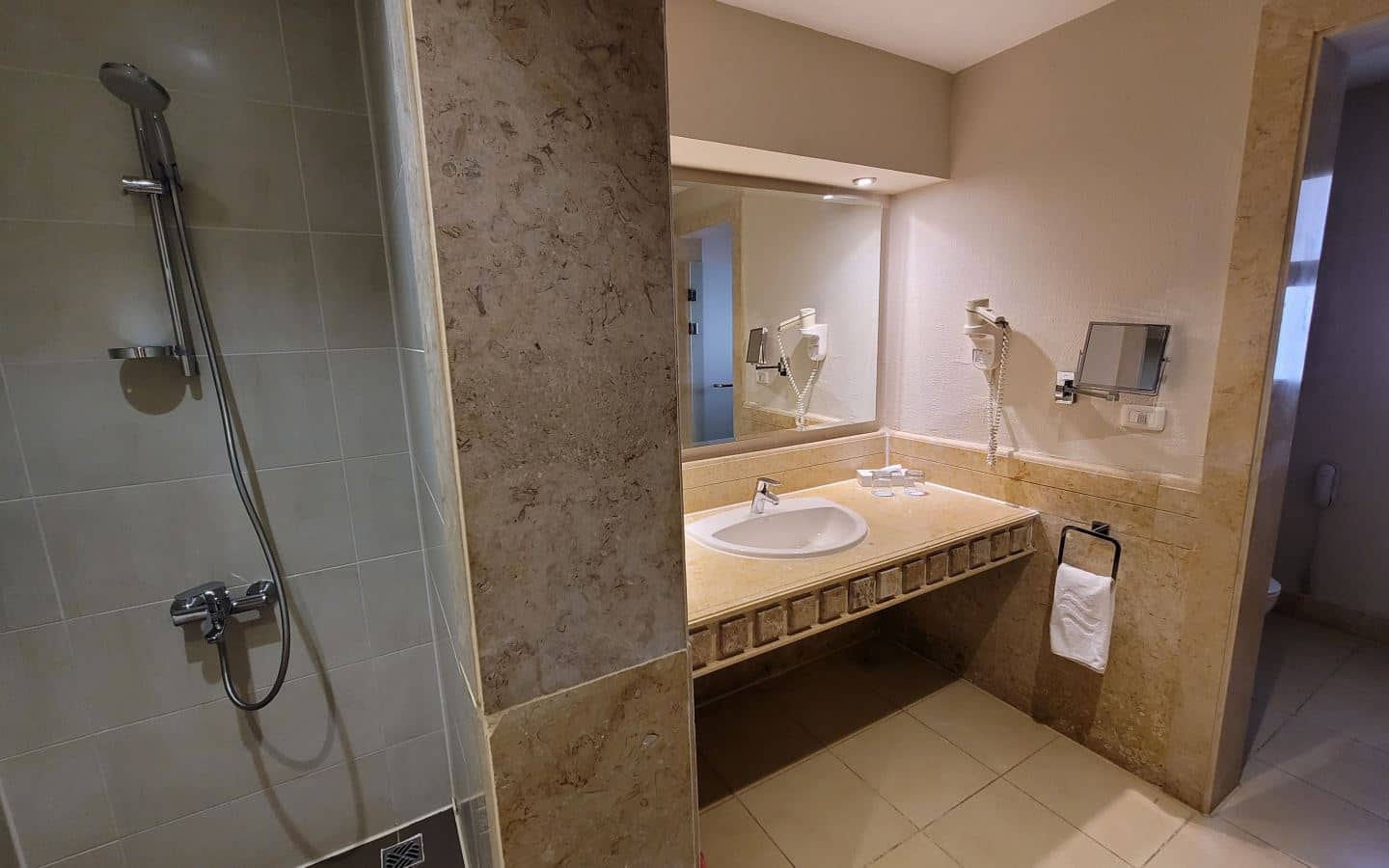 rooms-swim-up-room