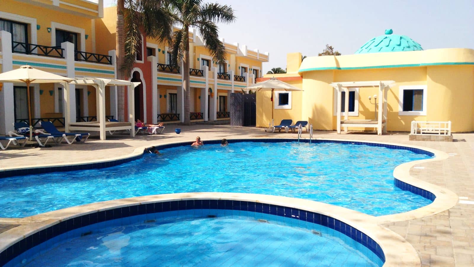 rooms-room-standard-pool-view