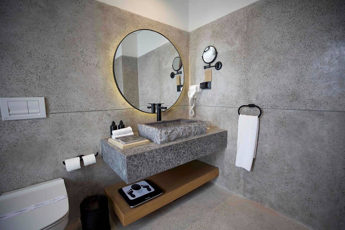 rooms-tucana-pool--jacuzzi-suite-partial-sea-view