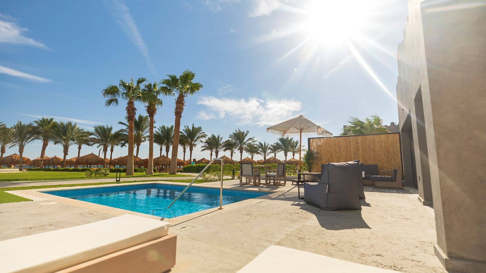 rooms-executive-jacuzzi--pool-suite-partial-sea-view