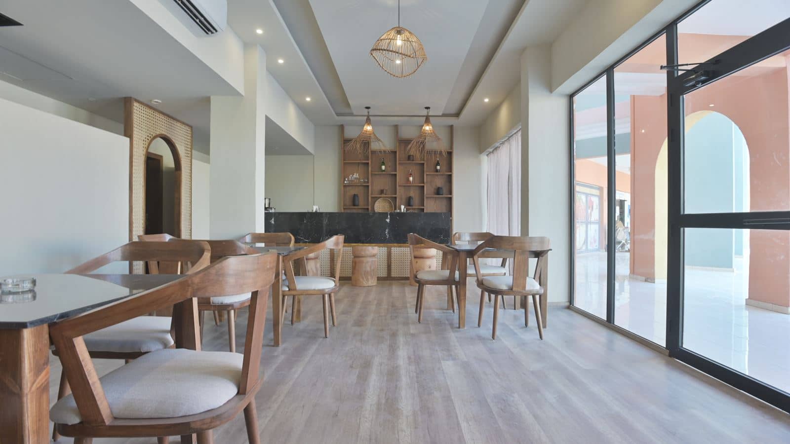 bars-friskys-bar-lobby-bar