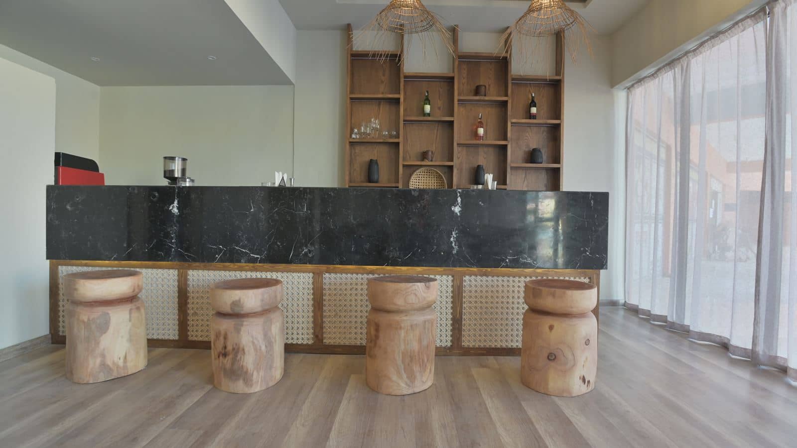 bars-friskys-bar-lobby-bar