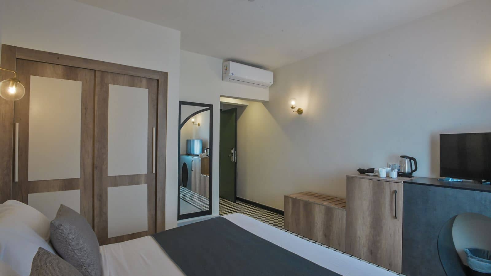 rooms-standard-room-back-view