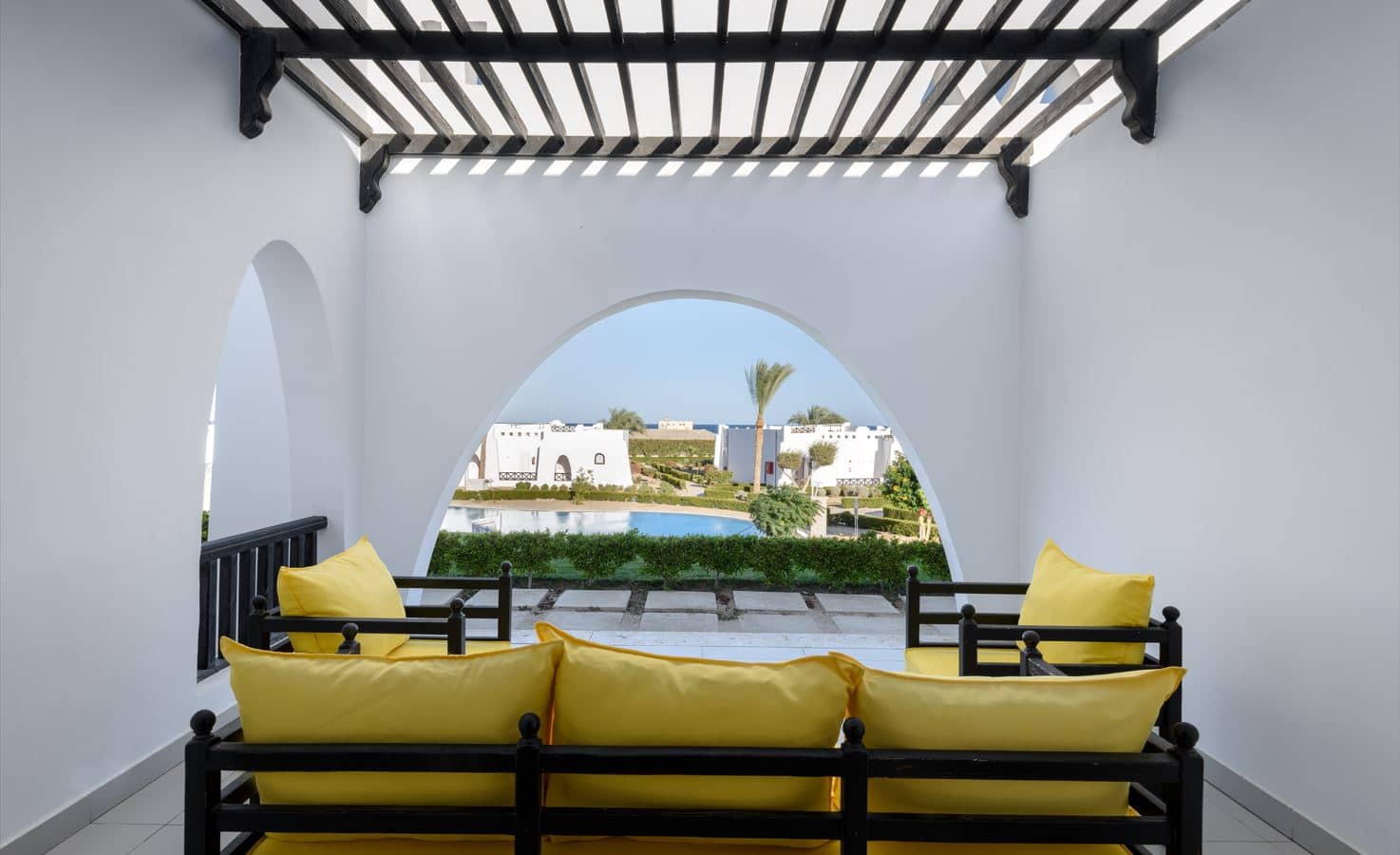 rooms-standard-room-pool-view