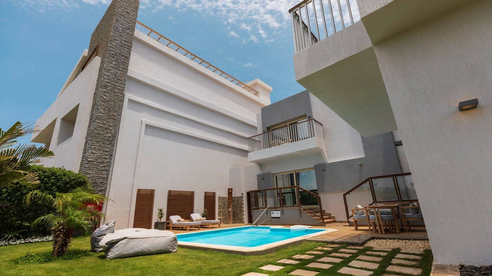 rooms-crystal-pool-suite-sea-view-posh-club