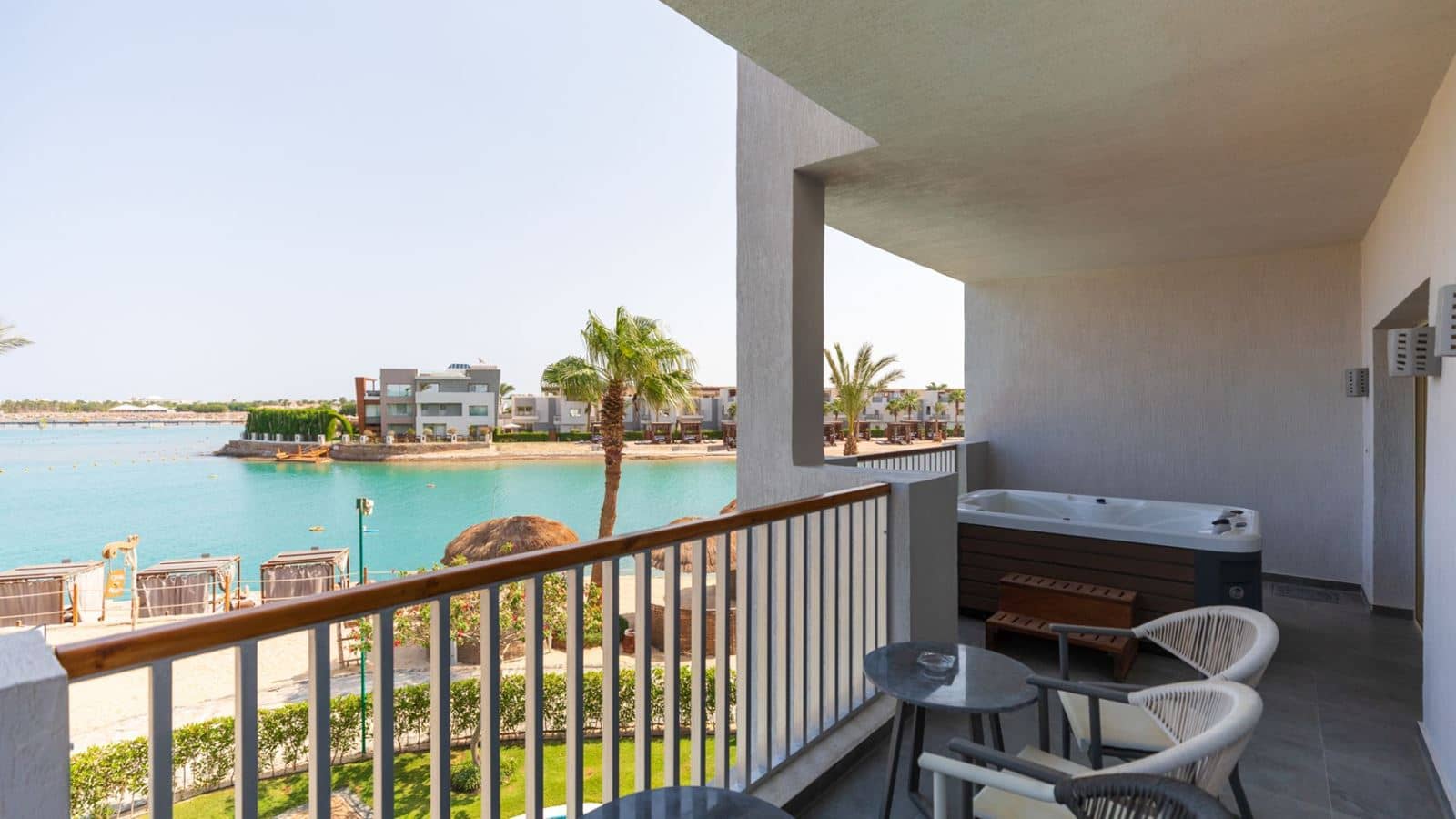 rooms-crystal-jacuzzi-suite-sea-view-posh-club