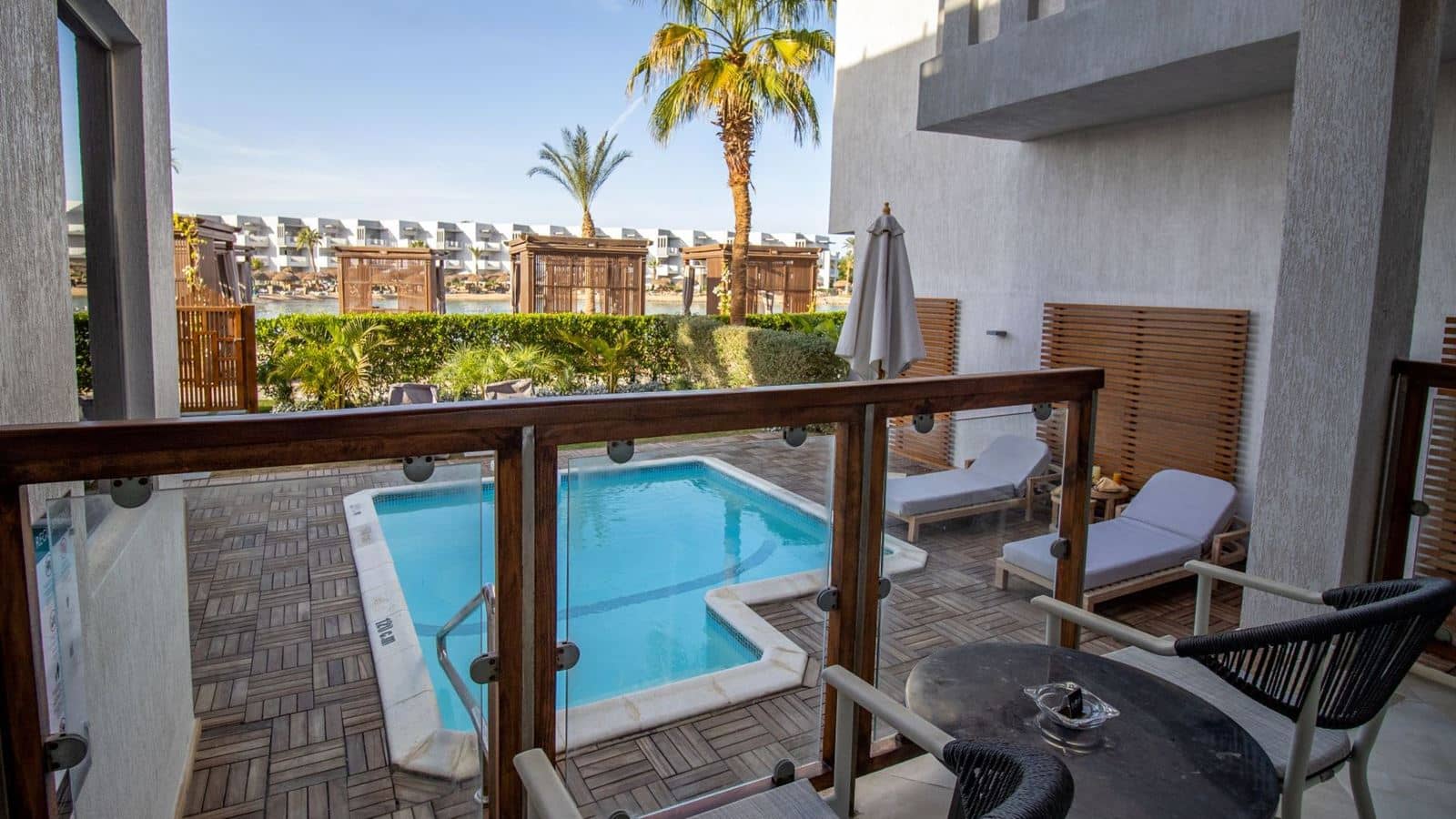 rooms-junior-swim-up-suite-posh-club