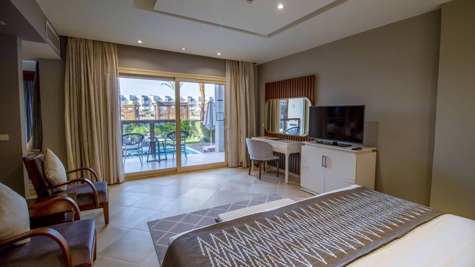 rooms-junior-swim-up-suite-posh-club