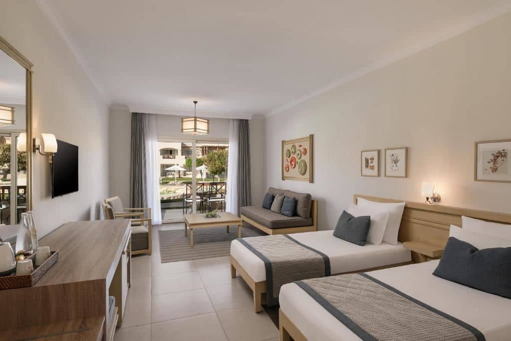 rooms-superior-room-pool-view