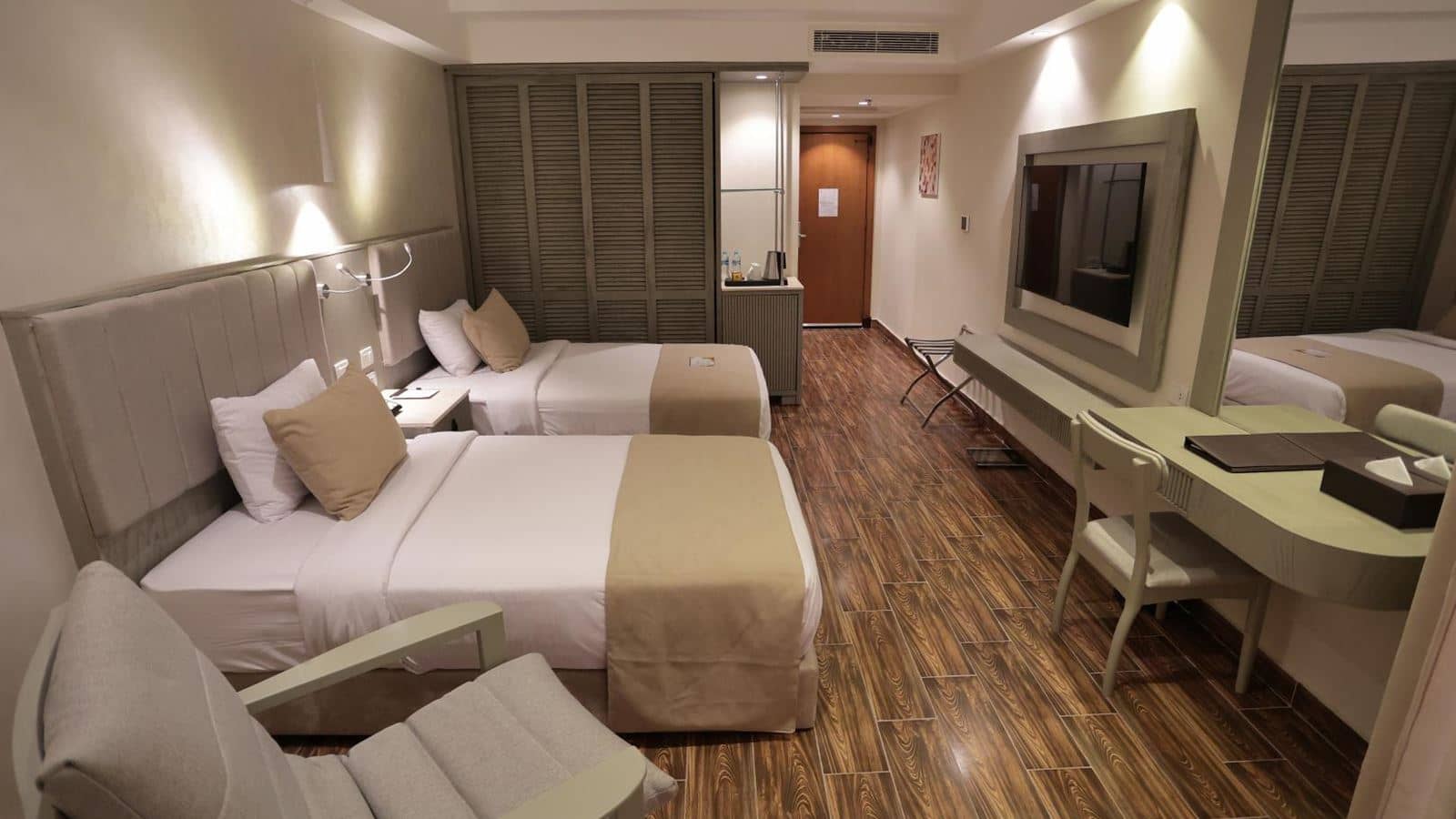 rooms-family-room-garden-view