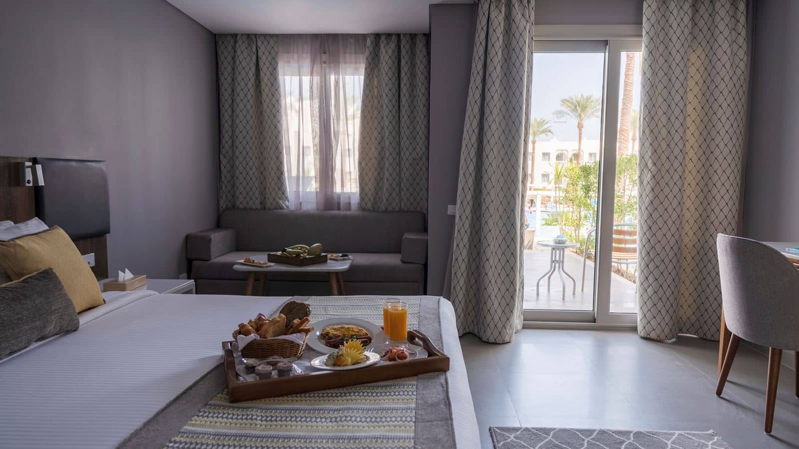 rooms-deluxe-swim-up-room