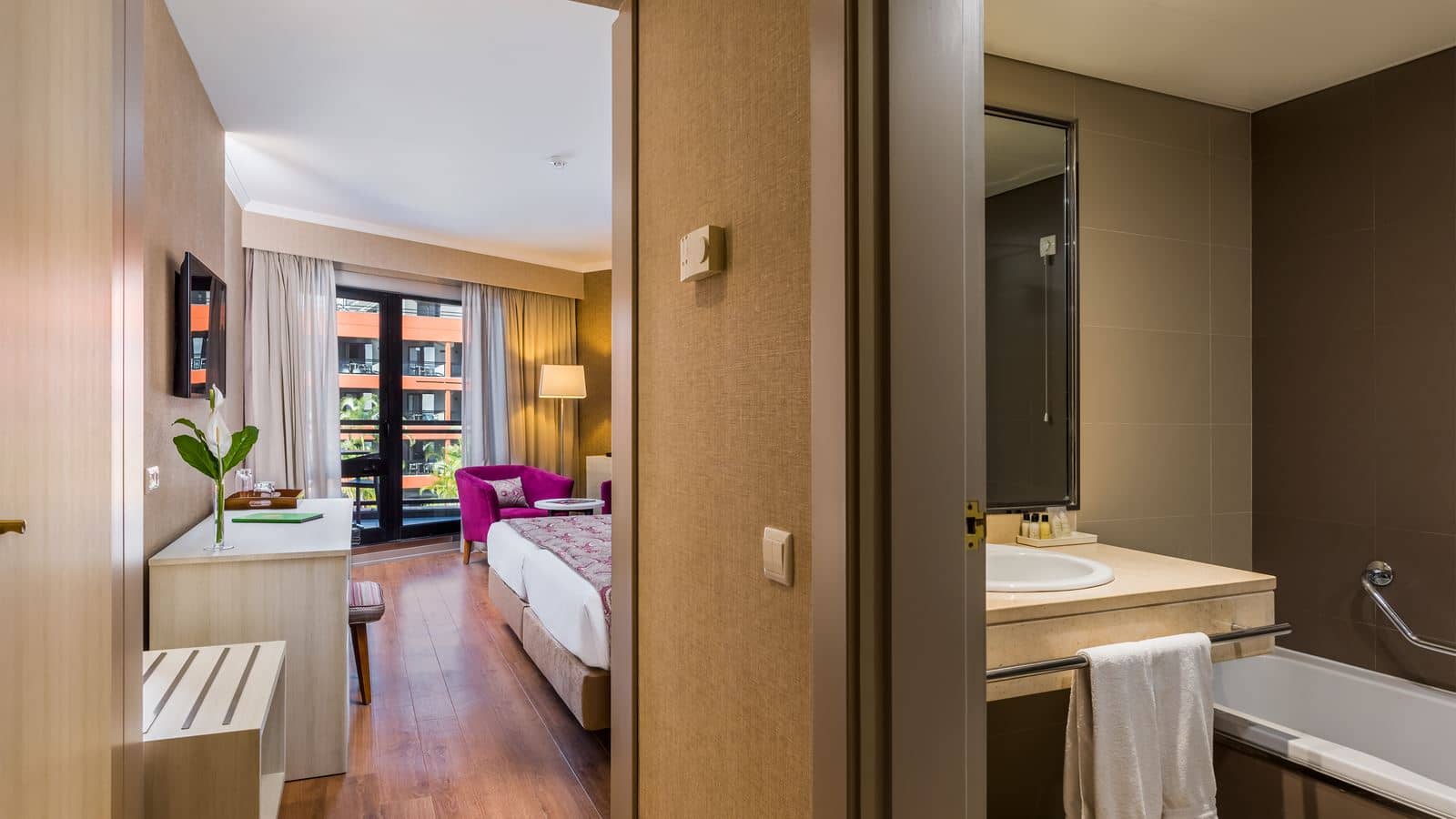 rooms-standard-room-lateral-sea-view-with-balcony-or-terrace
