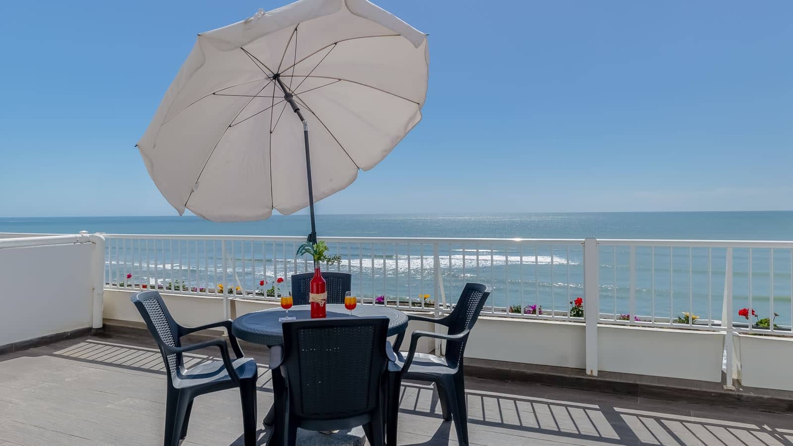 rooms-deluxe-one-bedroom-suite-sea-view-t1is